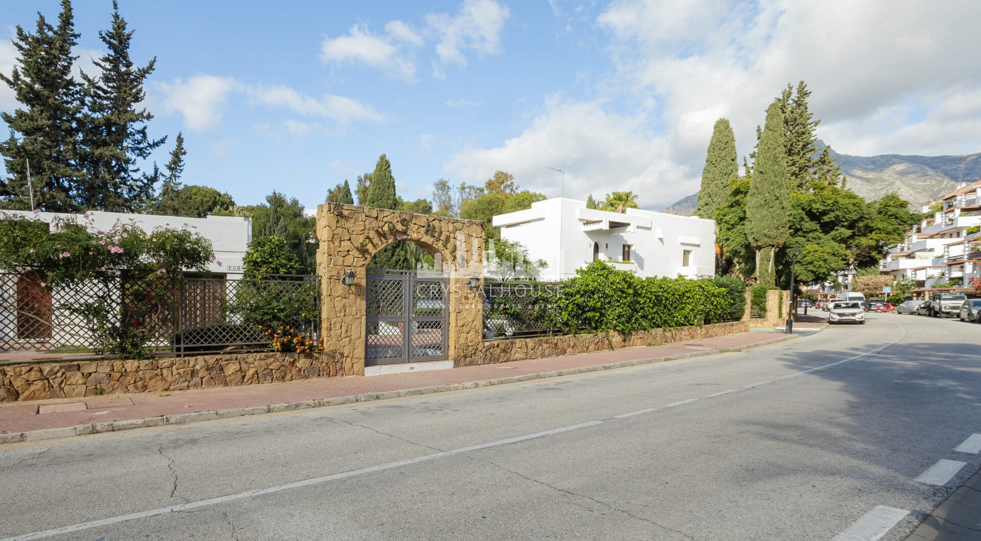 Spektakularny apartament z trzema sypialniami niedawno odnowiony z luksusowym designem i luksusowych cech, w Kings Hills, na Golden Mile Marbella