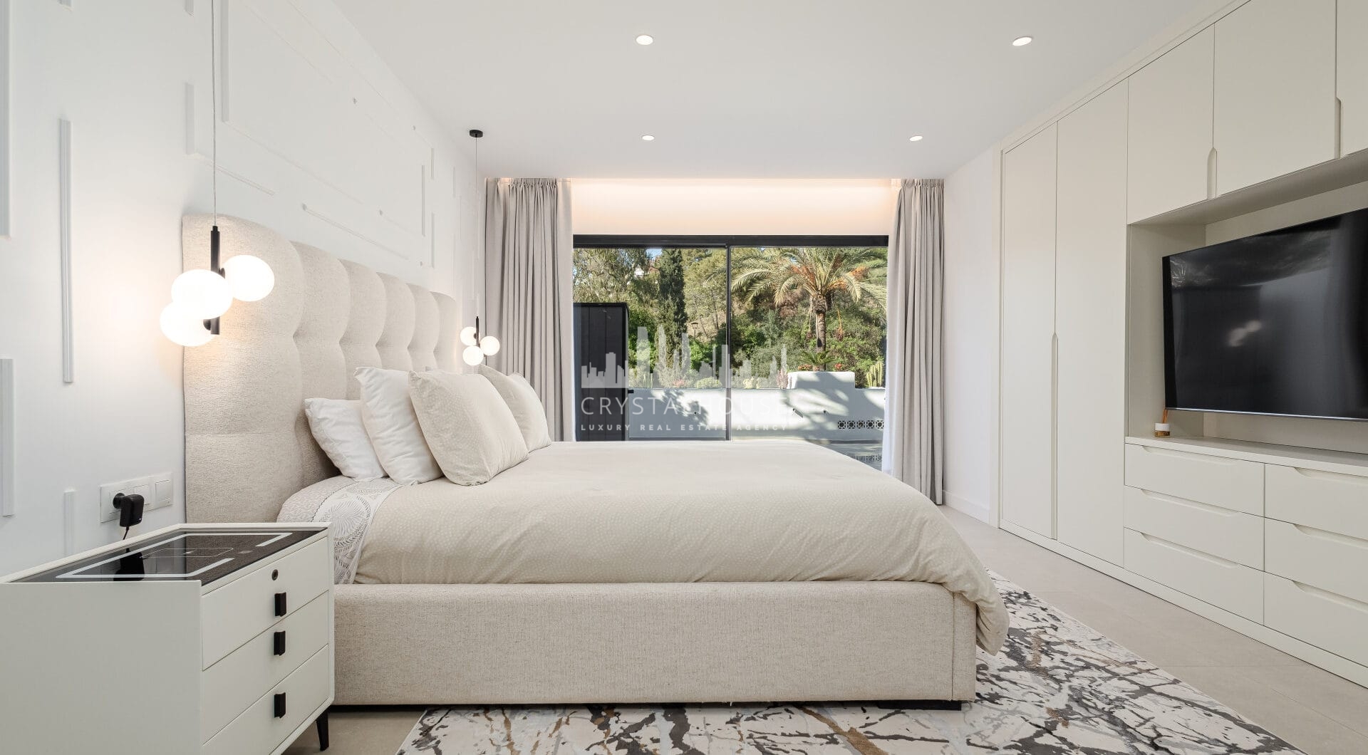 Spektakularny apartament z trzema sypialniami niedawno odnowiony z luksusowym designem i luksusowych cech, w Kings Hills, na Golden Mile Marbella