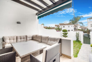 Impeccably zreformował dwie sypialniowe mieszczące się w mieszkaniu El Paraiso, Estepona