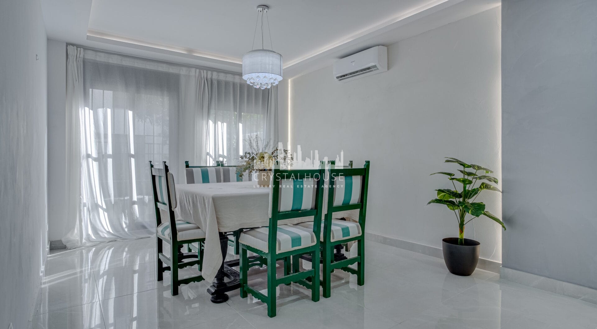 Pięknie odnowiony trzypokojowy parter dwupoziomowy apartament w Nueva Andalucia