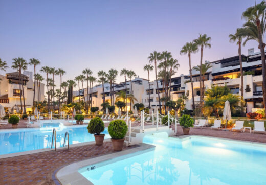 Granados 1-2 – Niezwykłe Nowoczesne Mieszkanie w Doskonałej Lokalizacji w Puente Romano