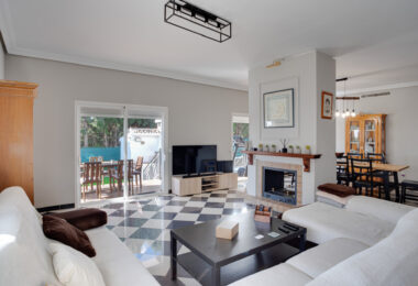Przestronne pięć sypialnia Villa w Xarblanca, Marbella z widokiem na morze