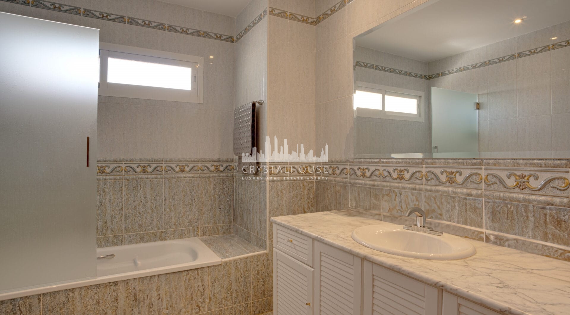 Przestronne pięć sypialnia Villa w Xarblanca, Marbella z widokiem na morze