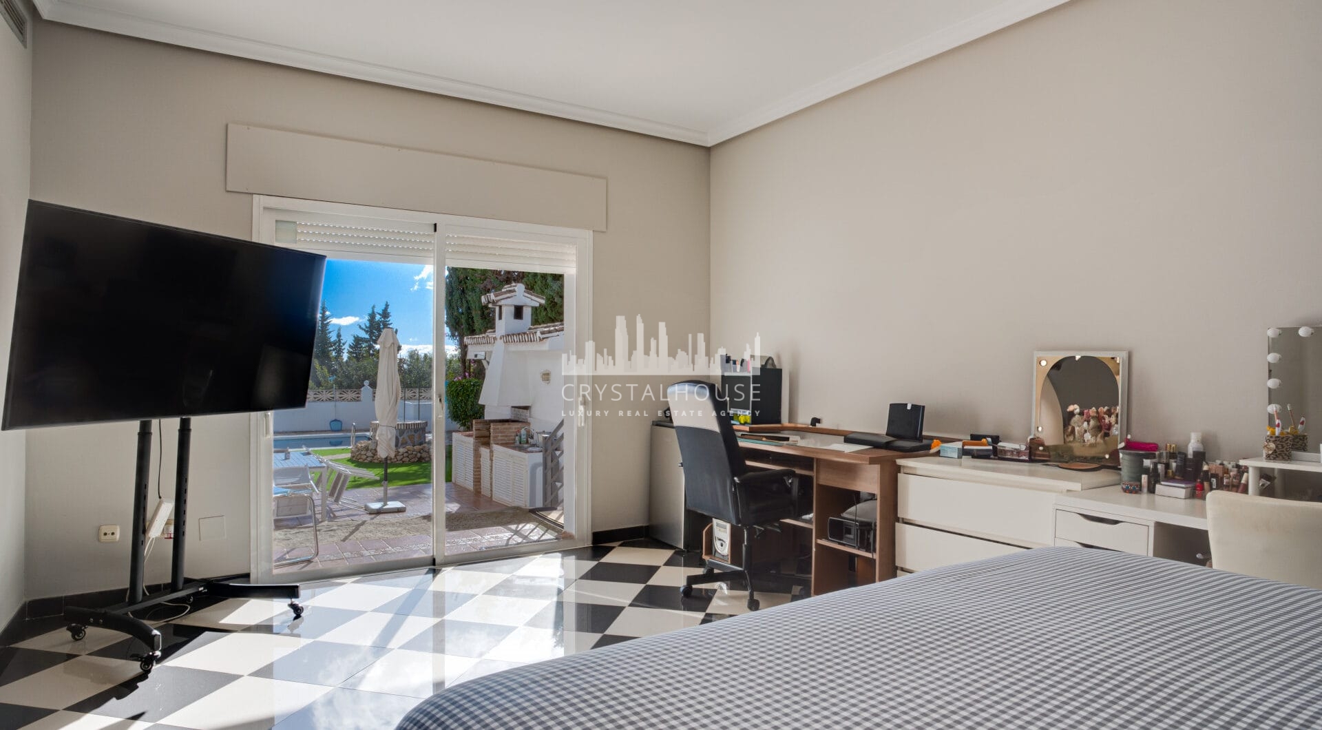 Przestronne pięć sypialnia Villa w Xarblanca, Marbella z widokiem na morze