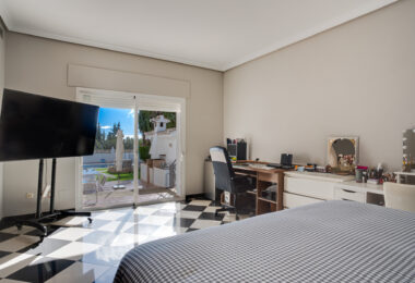Przestronne pięć sypialnia Villa w Xarblanca, Marbella z widokiem na morze