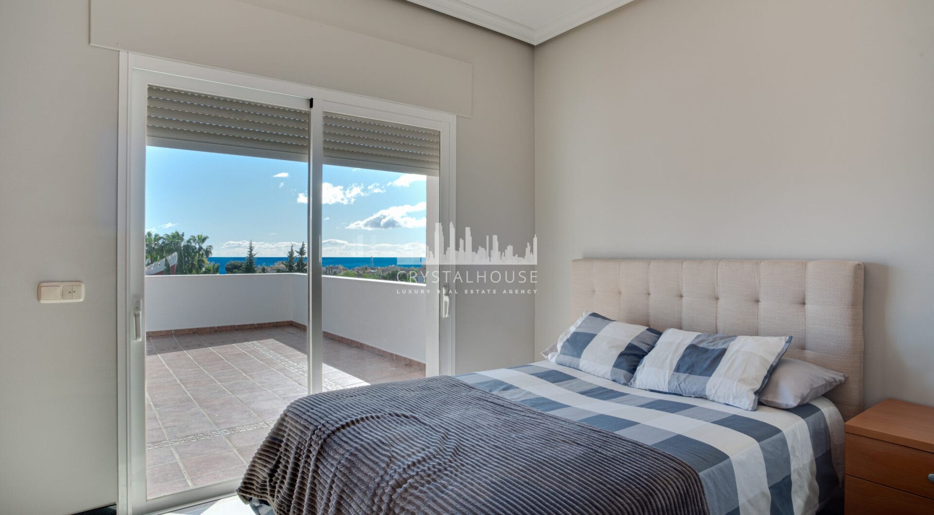 Przestronne pięć sypialnia Villa w Xarblanca, Marbella z widokiem na morze