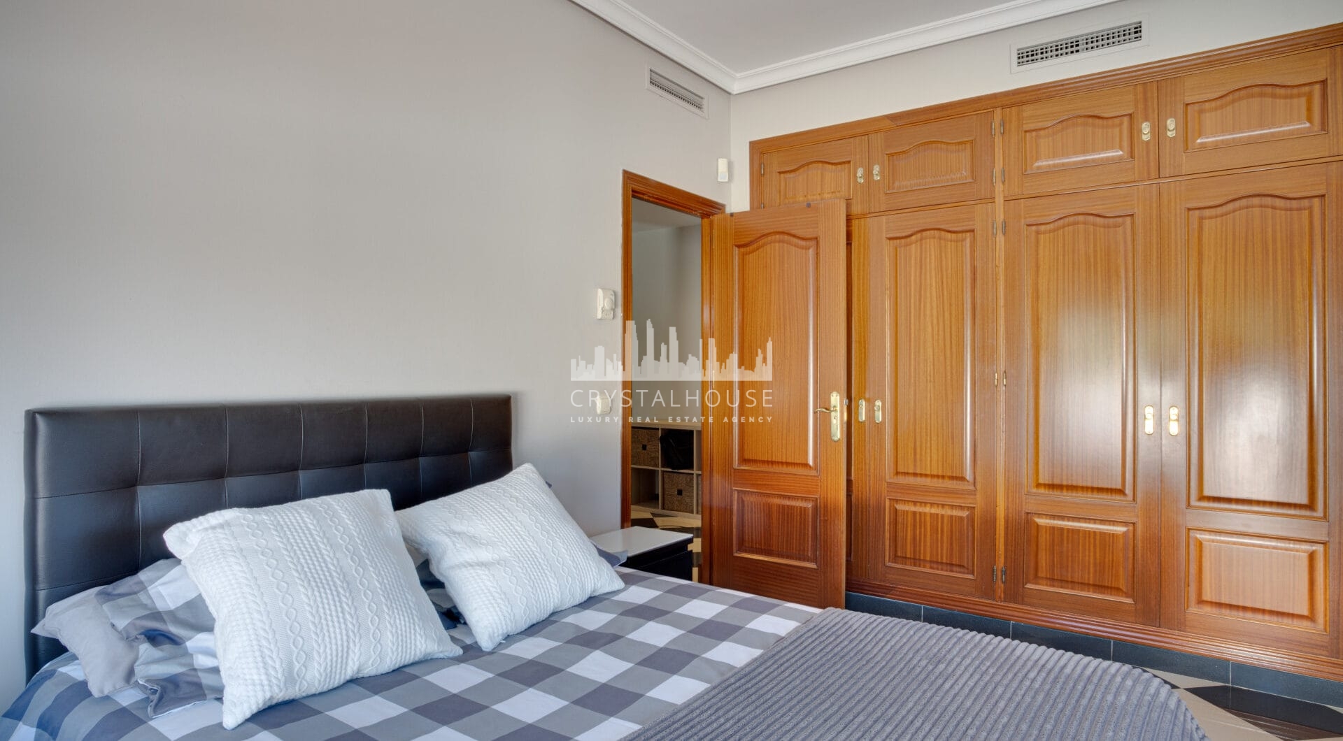 Przestronne pięć sypialnia Villa w Xarblanca, Marbella z widokiem na morze