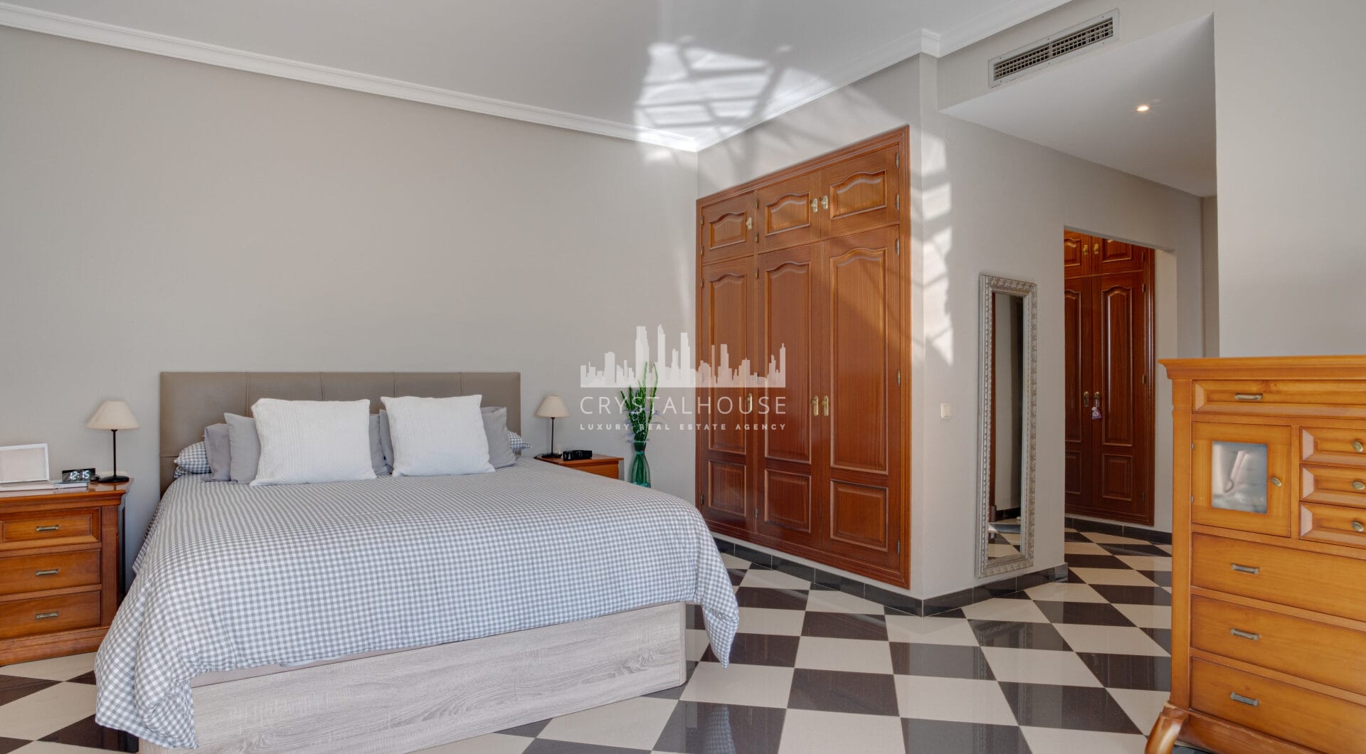 Przestronne pięć sypialnia Villa w Xarblanca, Marbella z widokiem na morze