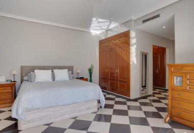 Przestronne pięć sypialnia Villa w Xarblanca, Marbella z widokiem na morze