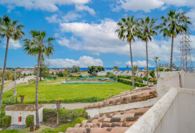 Wspaniały trzypokojowy dom z widokiem na morze, położony w Bel Air, Estepona.