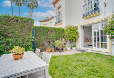 Wspaniały trzypokojowy dom z widokiem na morze, położony w Bel Air, Estepona.