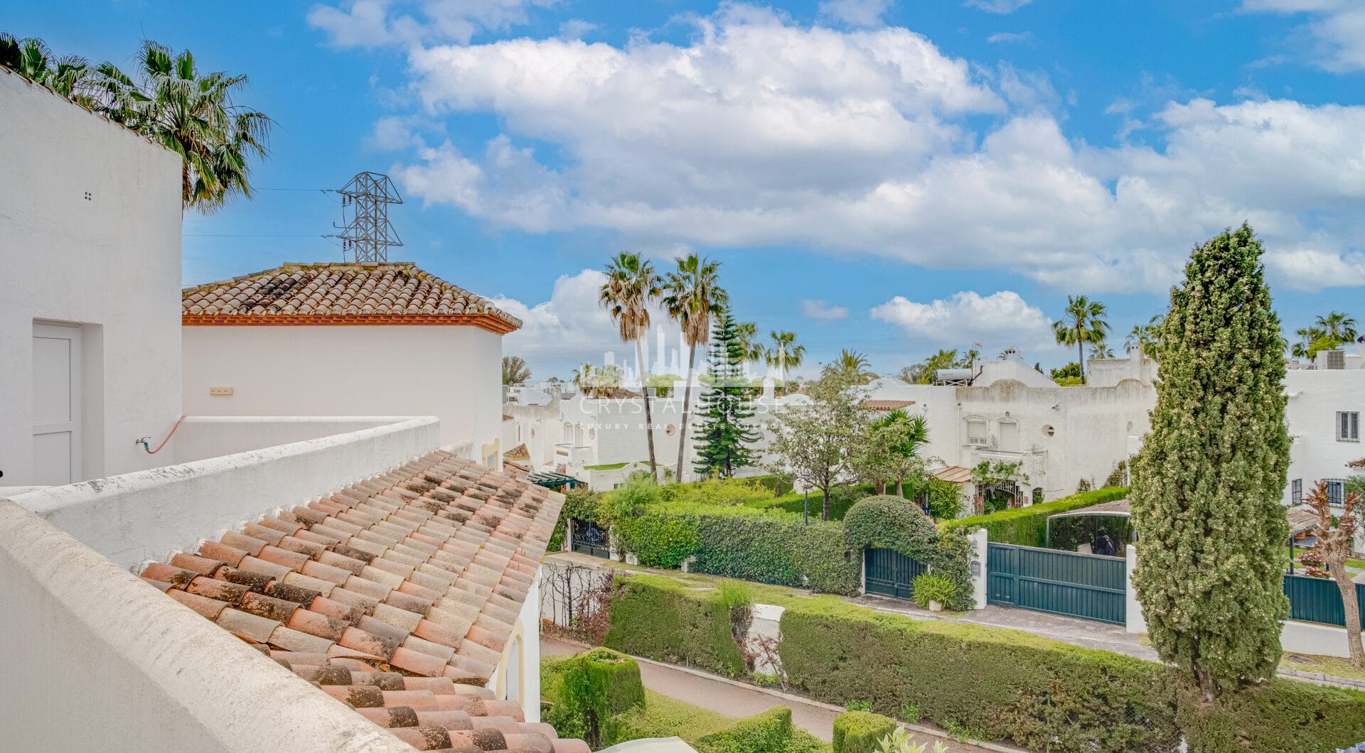 Wspaniały trzypokojowy dom z widokiem na morze, położony w Bel Air, Estepona.