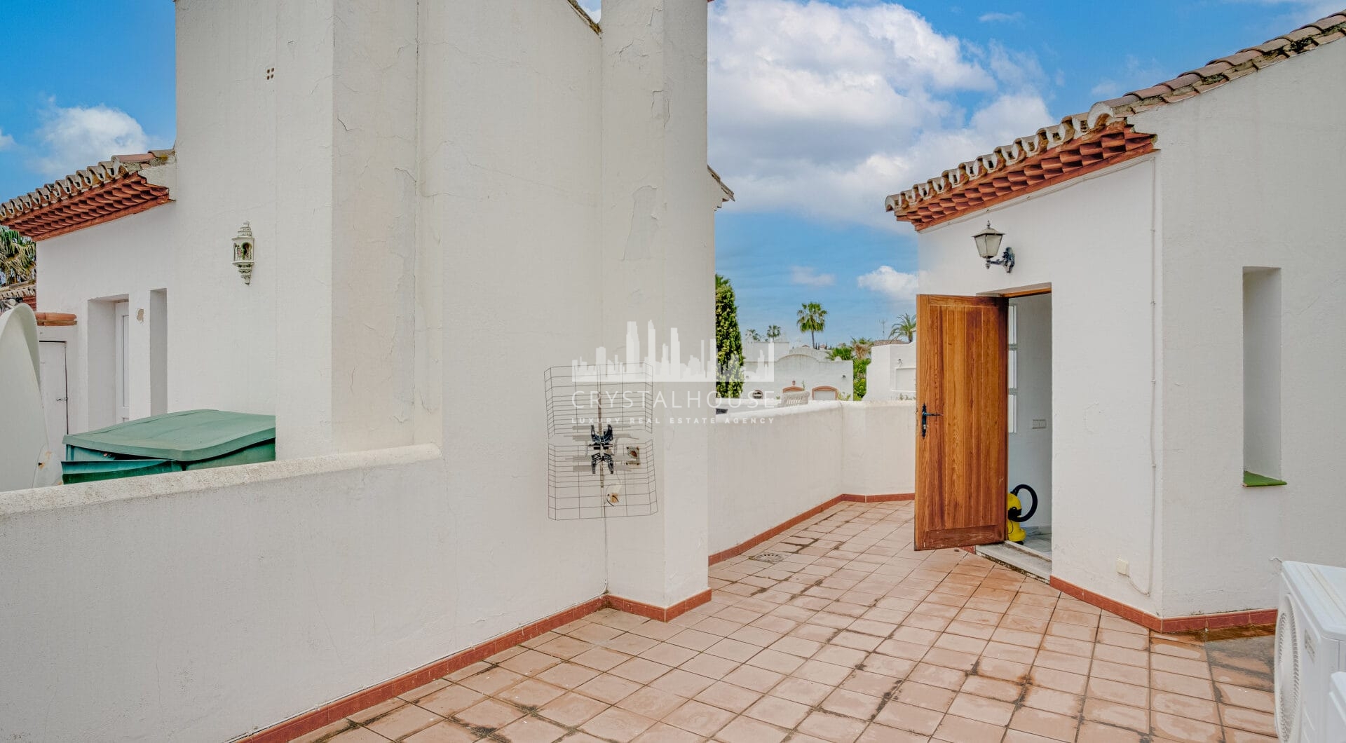 Wspaniały trzypokojowy dom z widokiem na morze, położony w Bel Air, Estepona.