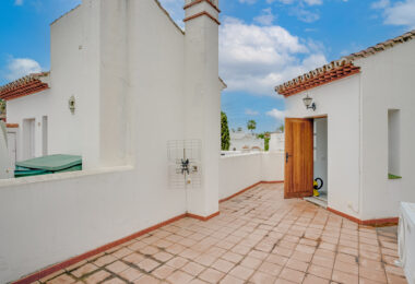 Wspaniały trzypokojowy dom z widokiem na morze, położony w Bel Air, Estepona.