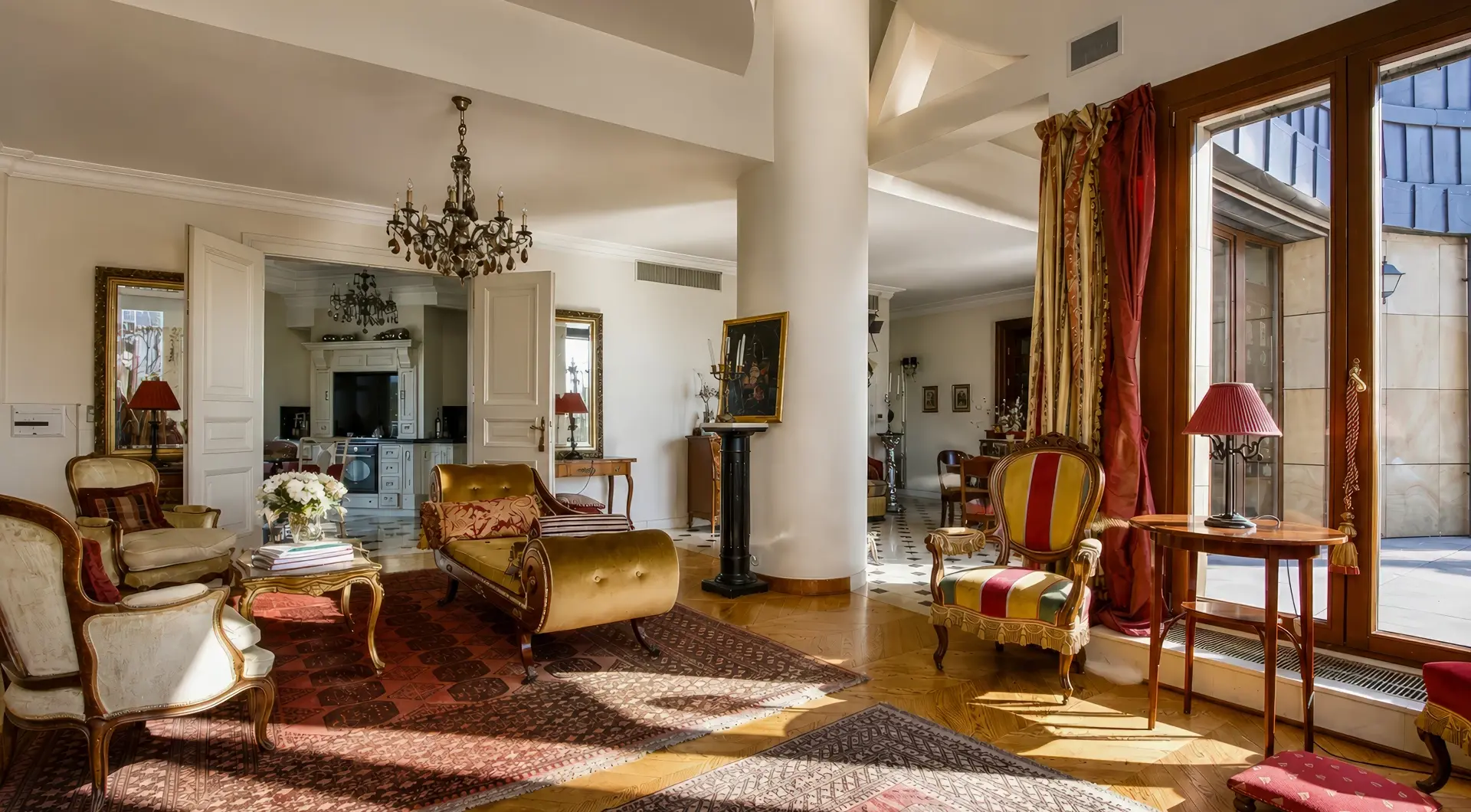 Rezydencja Opera luksusowy penthouse z eleganckim salonem, wysokim sufitem, klasycznymi meblami i dużymi oknami
