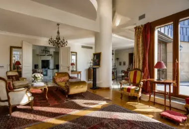 Rezydencja Opera luksusowy penthouse z eleganckim salonem, wysokim sufitem, klasycznymi meblami i dużymi oknami