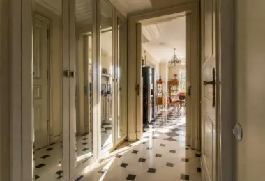 Rezydencja Opera luksusowy penthouse z jasnym holem, lustrzanymi szafami i widokiem na kuchnię
