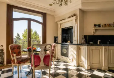 Rezydencja Opera luksusowy penthouse z klasyczną kuchnią, stylową jadalnią i wyjściem na balkon