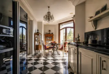 Rezydencja Opera luksusowy penthouse z elegancką kuchnią, jadalnią i dużymi drzwiami balkonowymi