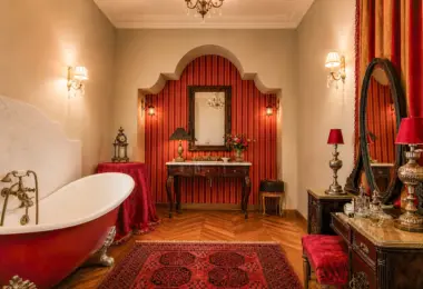 Rezydencja Opera luksusowy penthouse z wolnostojącą wanną, stylowymi meblami i czerwonymi akcentami