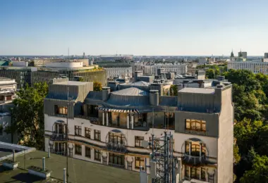 Rezydencja Opera luksusowy penthouse na dachu eleganckiego budynku z widokiem na panoramę miasta
