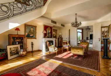 Rezydencja Opera luksusowy penthouse z eleganckim salonem, kominkiem i klasycznymi meblami