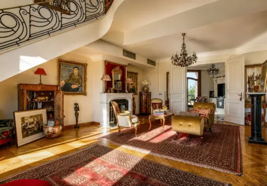 Rezydencja Opera luksusowy penthouse z eleganckim salonem, kominkiem i klasycznymi meblami