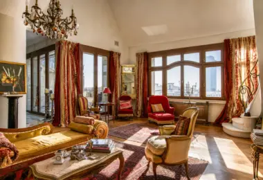 Rezydencja Opera luksusowy penthouse z eleganckim salonem, dużymi oknami, żyrandolem i klasycznymi meblami
