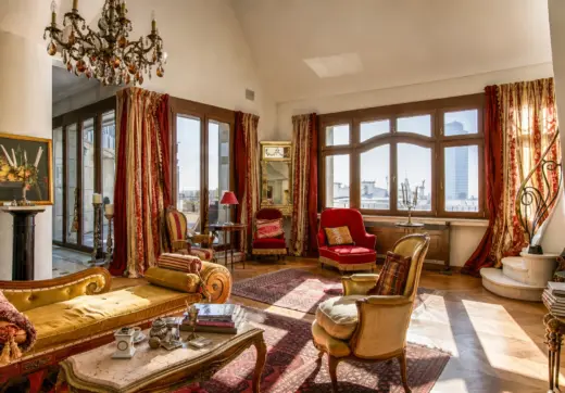 Rezydencja Opera luksusowy penthouse z eleganckim salonem, dużymi oknami, żyrandolem i klasycznymi meblami