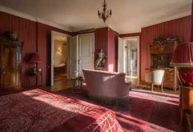 Rezydencja Opera luksusowy penthouse z przestronną sypialnią, stylową sofą i dostępem do łazienki
