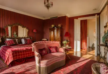 Rezydencja Opera luksusowy penthouse z elegancką sypialnią, sofą i klasycznymi meblami