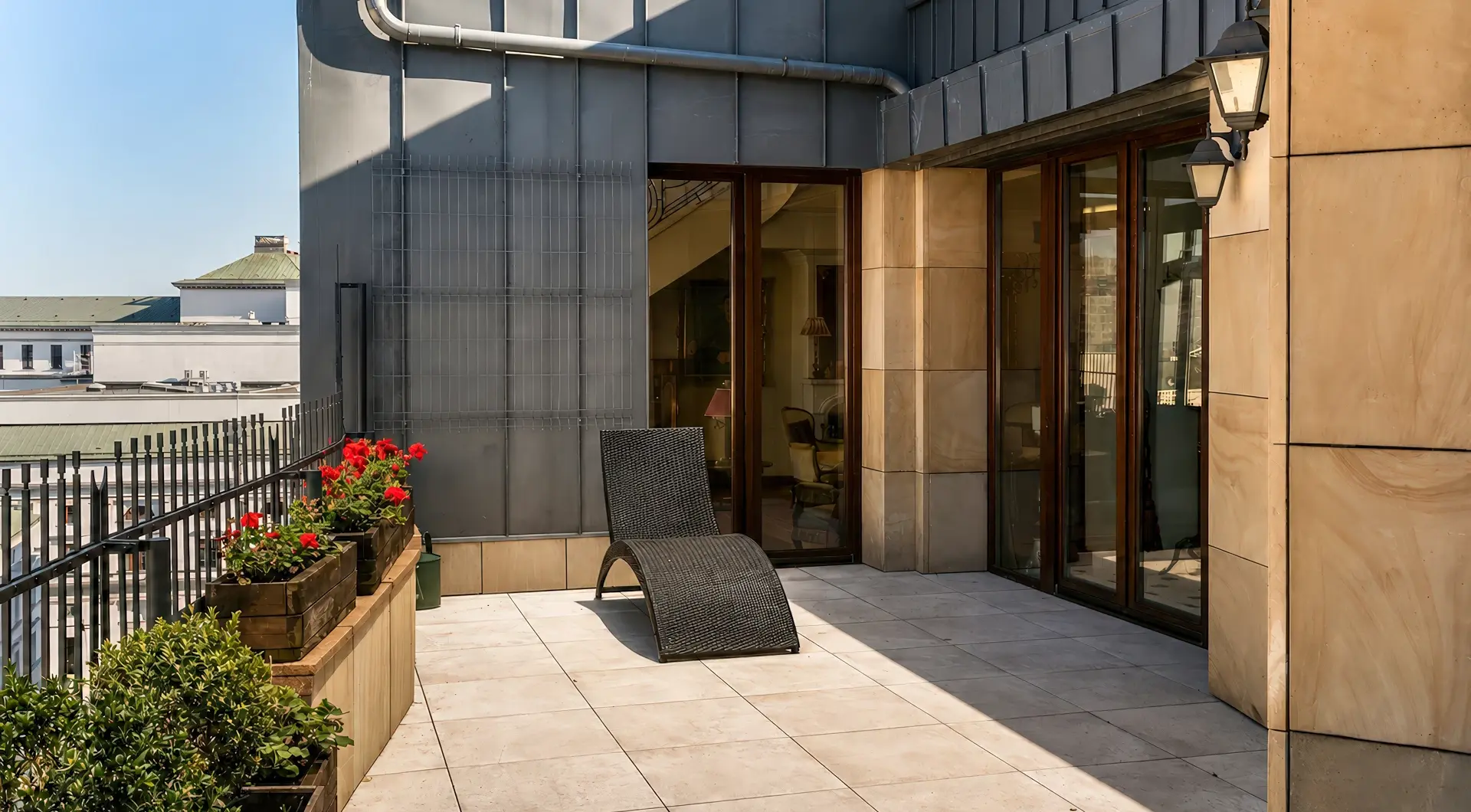 Rezydencja Opera luksusowy penthouse z przestronnym tarasem, leżakiem i roślinami w donicach