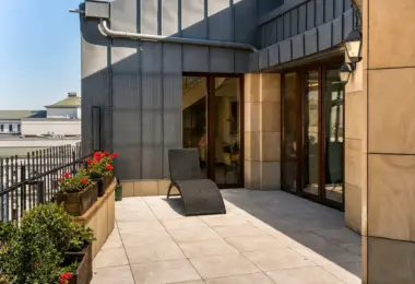 Rezydencja Opera luksusowy penthouse z przestronnym tarasem, leżakiem i roślinami w donicach