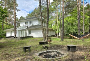 Urokliwy dom z ogrodem wśród sosen | Wawer