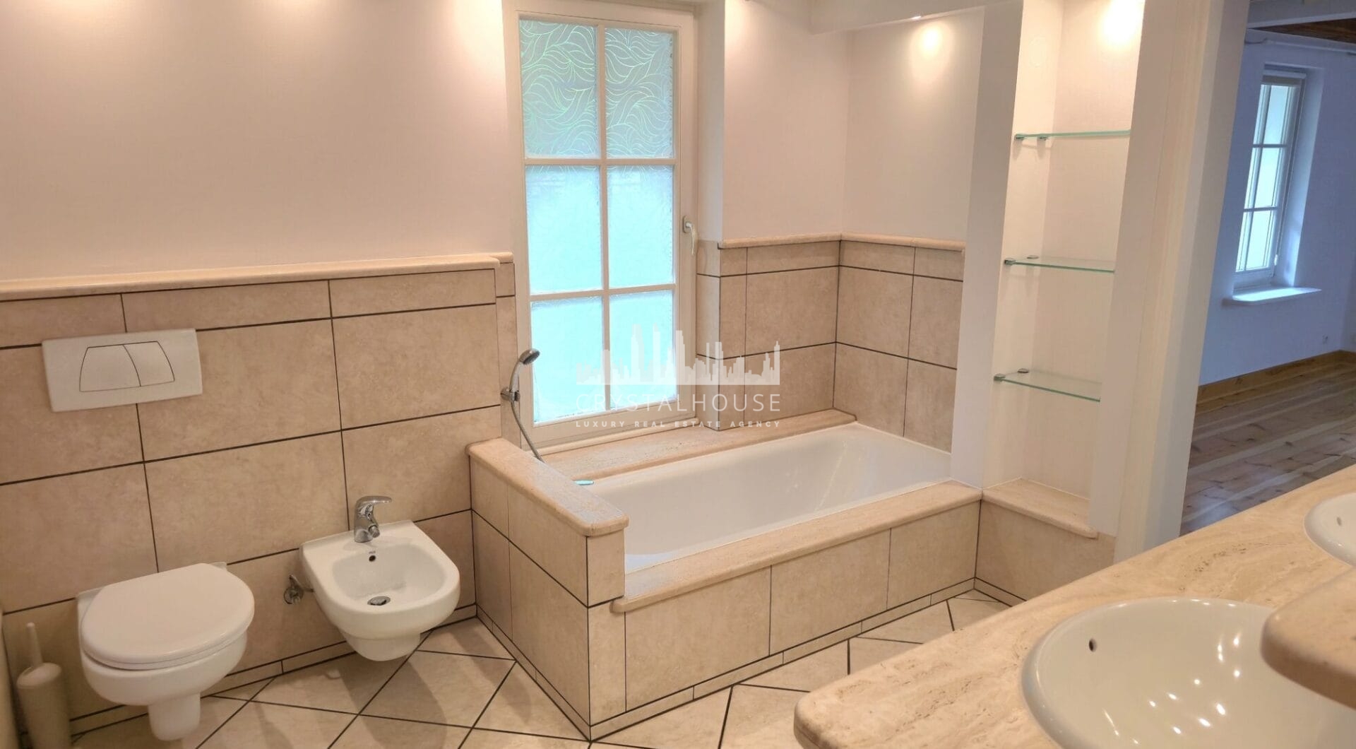 Urokliwy dom z ogrodem wśród sosen | Wawer