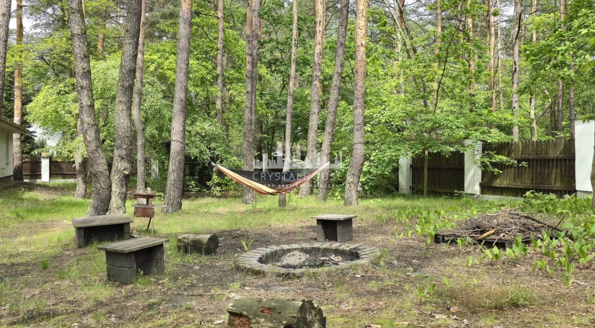 Urokliwy dom z ogrodem wśród sosen | Wawer