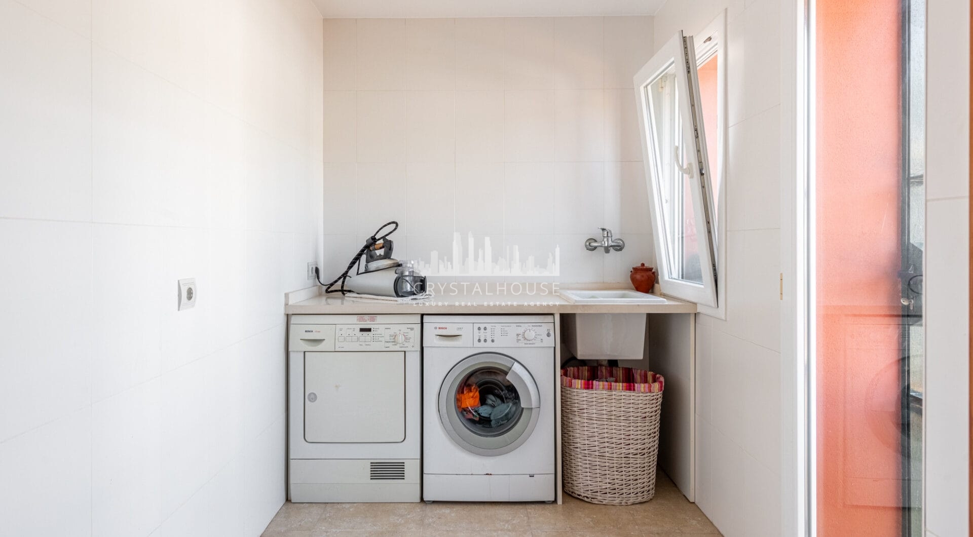 Elegancka willa w centrum San Pedro! Z 3 oddzielnymi apartamentami i garażem na 10 samochodów.