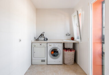 Elegancka willa w centrum San Pedro! Z 3 oddzielnymi apartamentami i garażem na 10 samochodów.