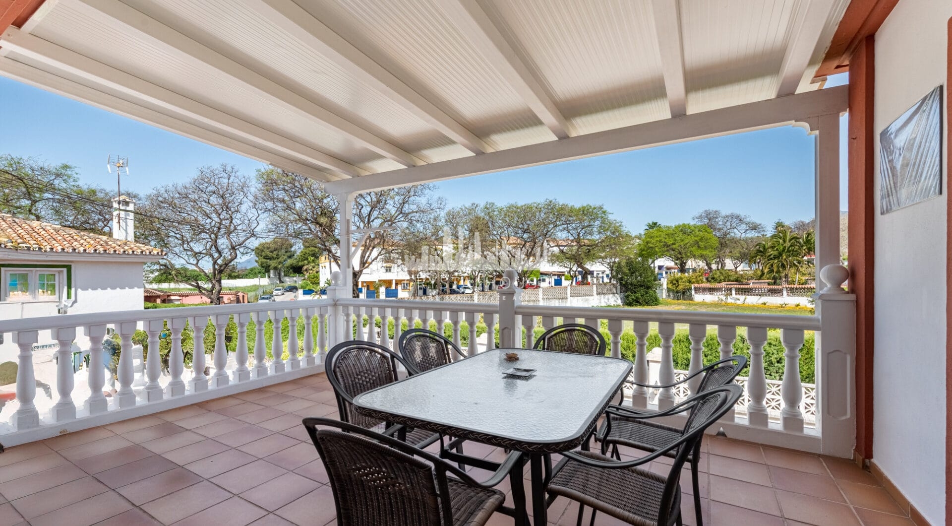 Elegancka willa w centrum San Pedro! Z 3 oddzielnymi apartamentami i garażem na 10 samochodów.