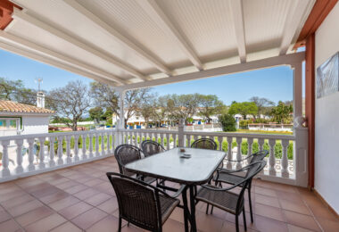 Elegancka willa w centrum San Pedro! Z 3 oddzielnymi apartamentami i garażem na 10 samochodów.