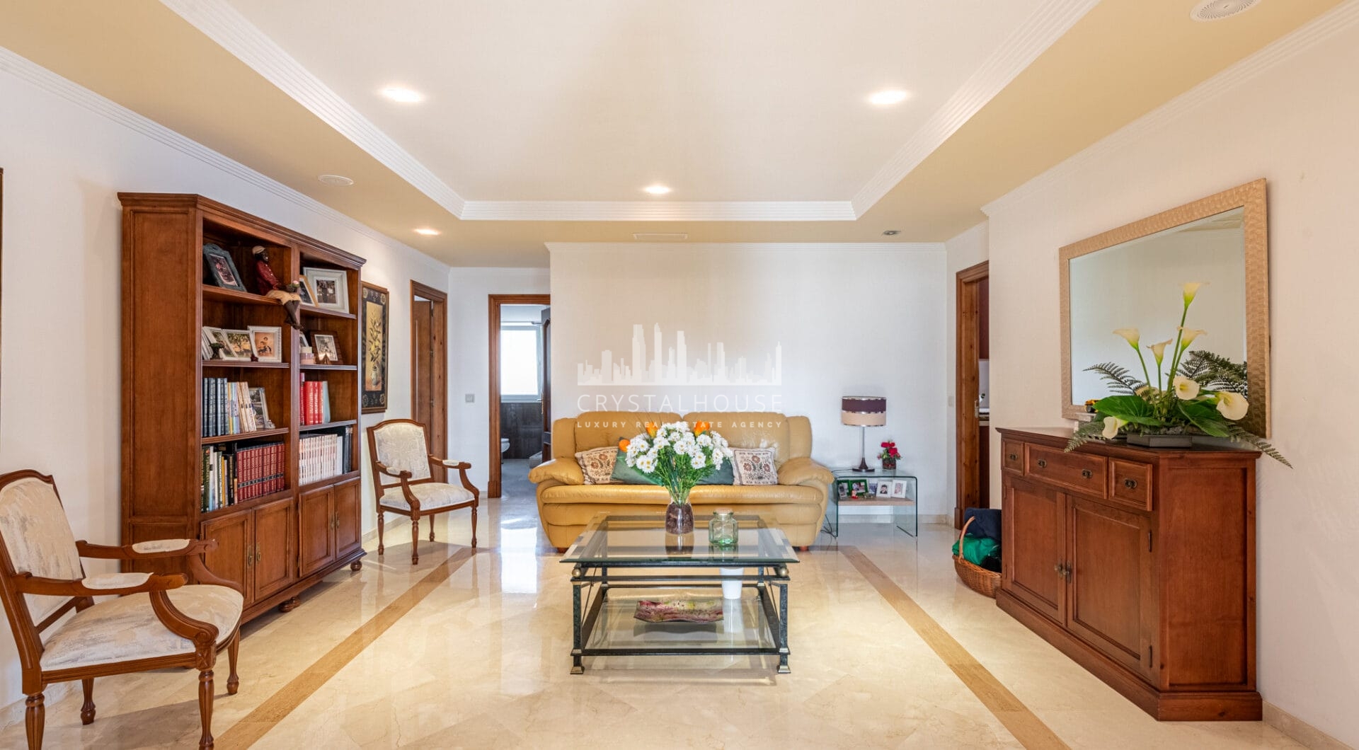 Elegancka willa w centrum San Pedro! Z 3 oddzielnymi apartamentami i garażem na 10 samochodów.