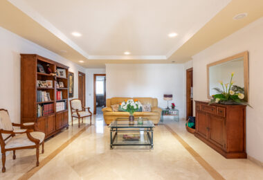 Elegancka willa w centrum San Pedro! Z 3 oddzielnymi apartamentami i garażem na 10 samochodów.