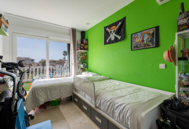 Elegancka willa w centrum San Pedro! Z 3 oddzielnymi apartamentami i garażem na 10 samochodów.