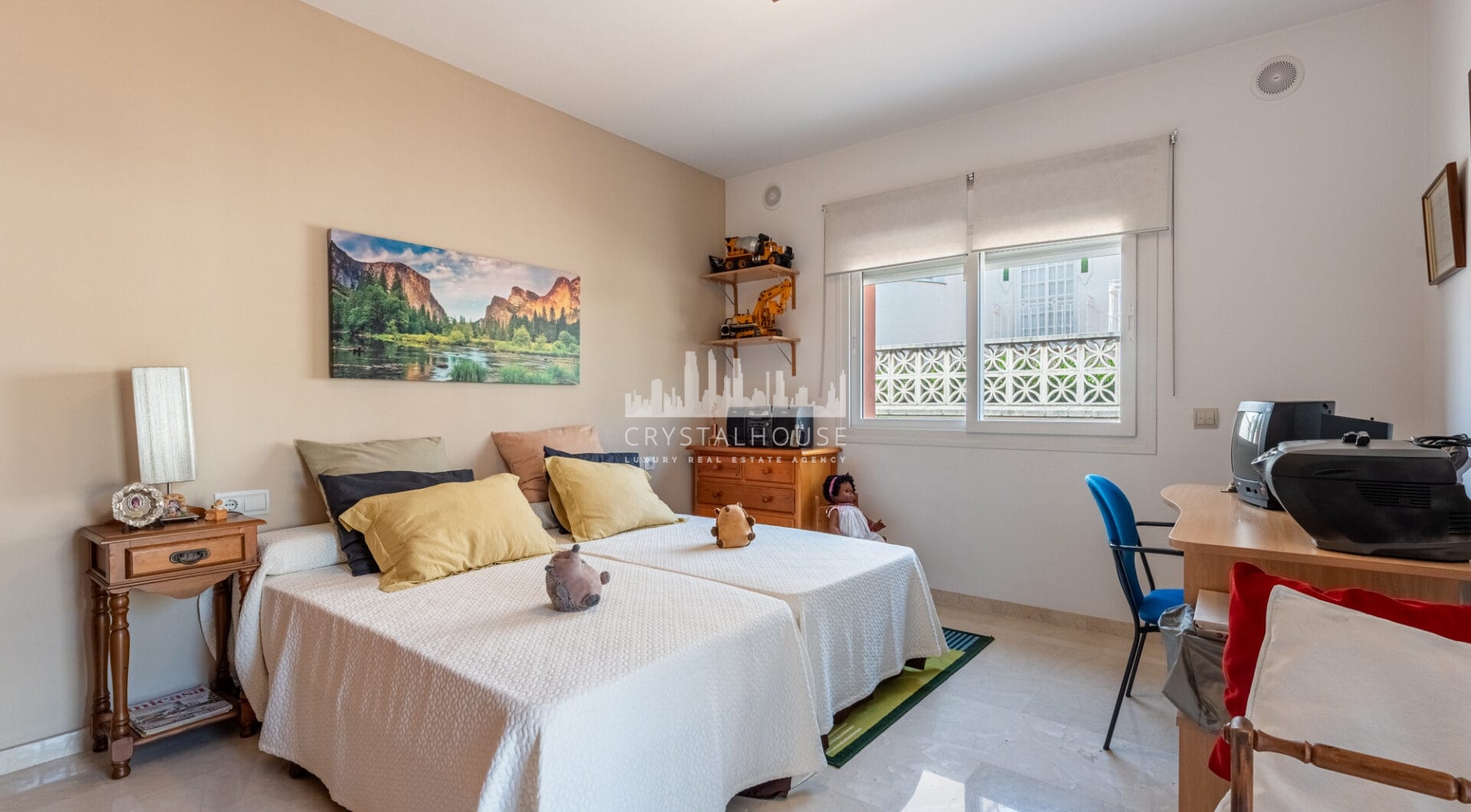 Elegancka willa w centrum San Pedro! Z 3 oddzielnymi apartamentami i garażem na 10 samochodów.