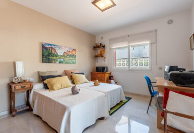 Elegancka willa w centrum San Pedro! Z 3 oddzielnymi apartamentami i garażem na 10 samochodów.