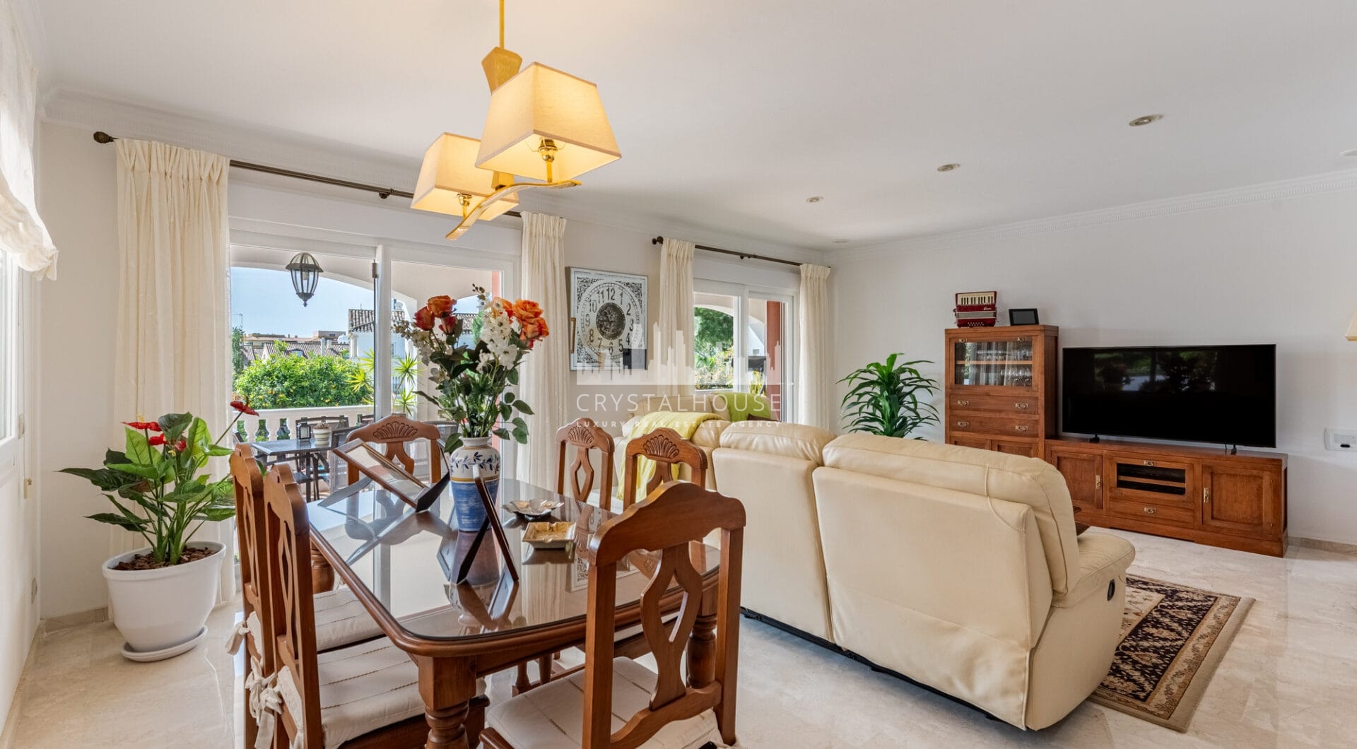 Elegancka willa w centrum San Pedro! Z 3 oddzielnymi apartamentami i garażem na 10 samochodów.