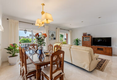 Elegancka willa w centrum San Pedro! Z 3 oddzielnymi apartamentami i garażem na 10 samochodów.