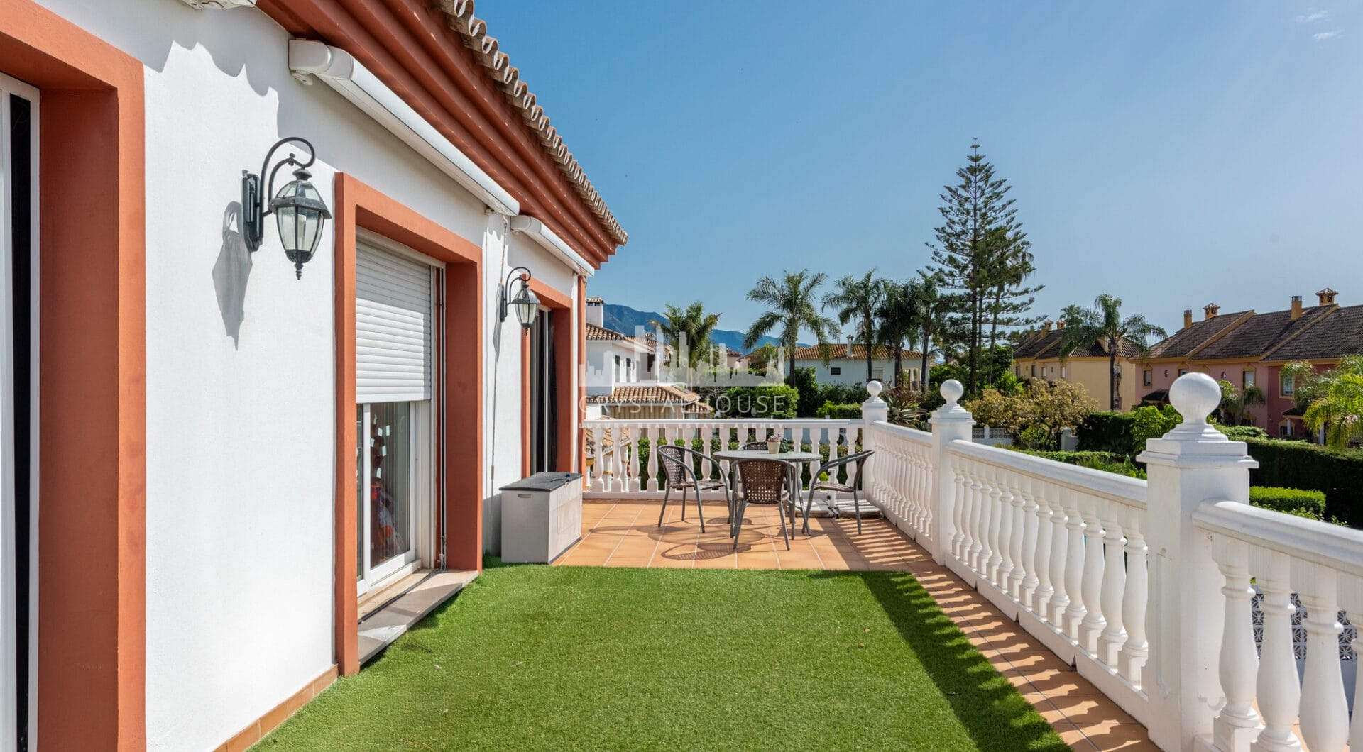 Elegancka willa w centrum San Pedro! Z 3 oddzielnymi apartamentami i garażem na 10 samochodów.