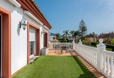 Elegancka willa w centrum San Pedro! Z 3 oddzielnymi apartamentami i garażem na 10 samochodów.