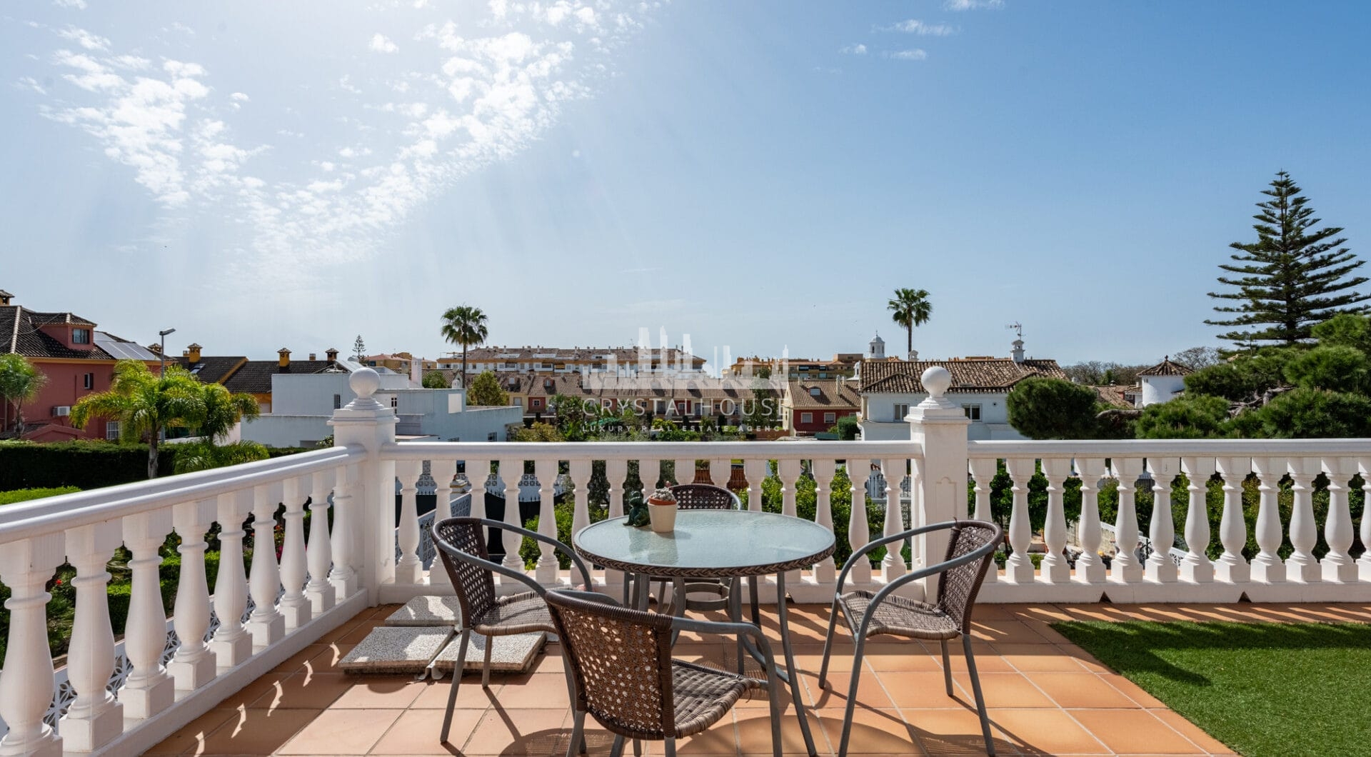 Elegancka willa w centrum San Pedro! Z 3 oddzielnymi apartamentami i garażem na 10 samochodów.